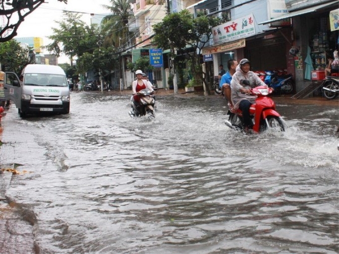 Triều cường gây ngập đường tại thành phố Bạc Liêu. (Ảnh: Huỳnh Sử/TTXVN)